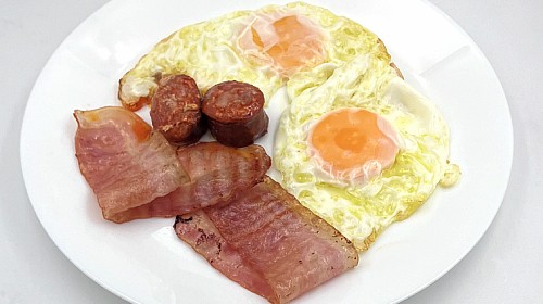 Huevos fritos con chorizo y bacon